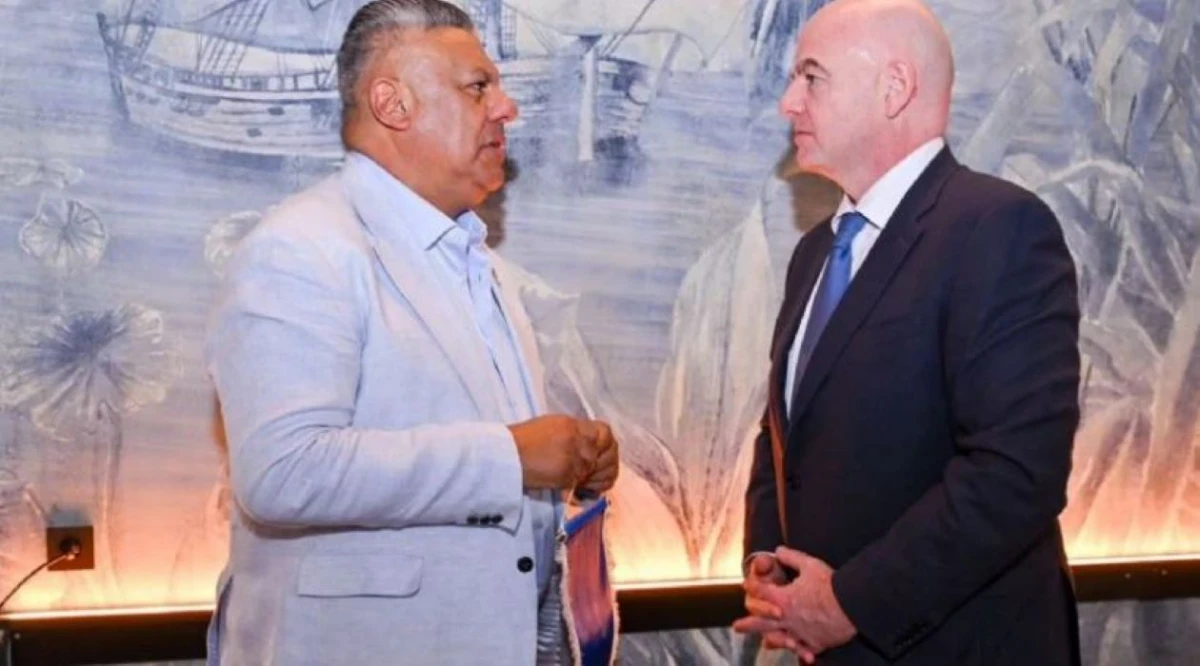 COMUNIÓN. Tapia junto a Infantino.