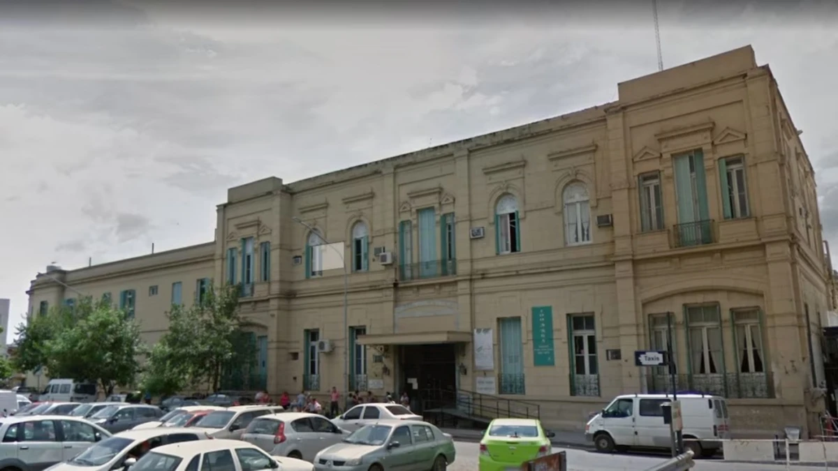 PELEA POR SU VIDA. El Hospital José María Cullen donde están internadas la víctima y su beba.