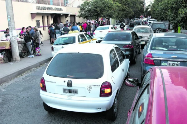 ¿Cómo mejorar el tránsito en Tucumán? El estacionamiento pago, en el centro del debate