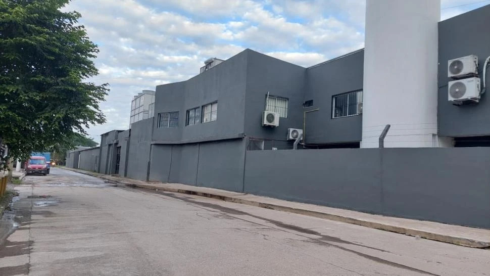 FRENTE. La empresa donde ocurrió el incidente con el gas tóxico.