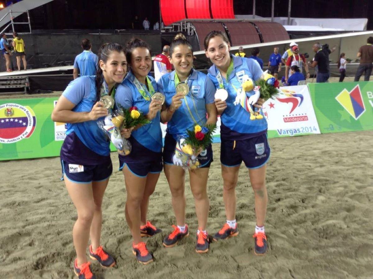 CAMPEONA. En los juegos de playa de 2014 Argentina ganó la medalla de oro. En Venezuela, Fontanarrosa se subió a lo más alto del podio.