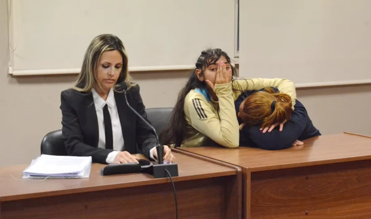 Una mujer y su hija intentaron matar a puñaladas a una vendedora de empanadas por una deuda