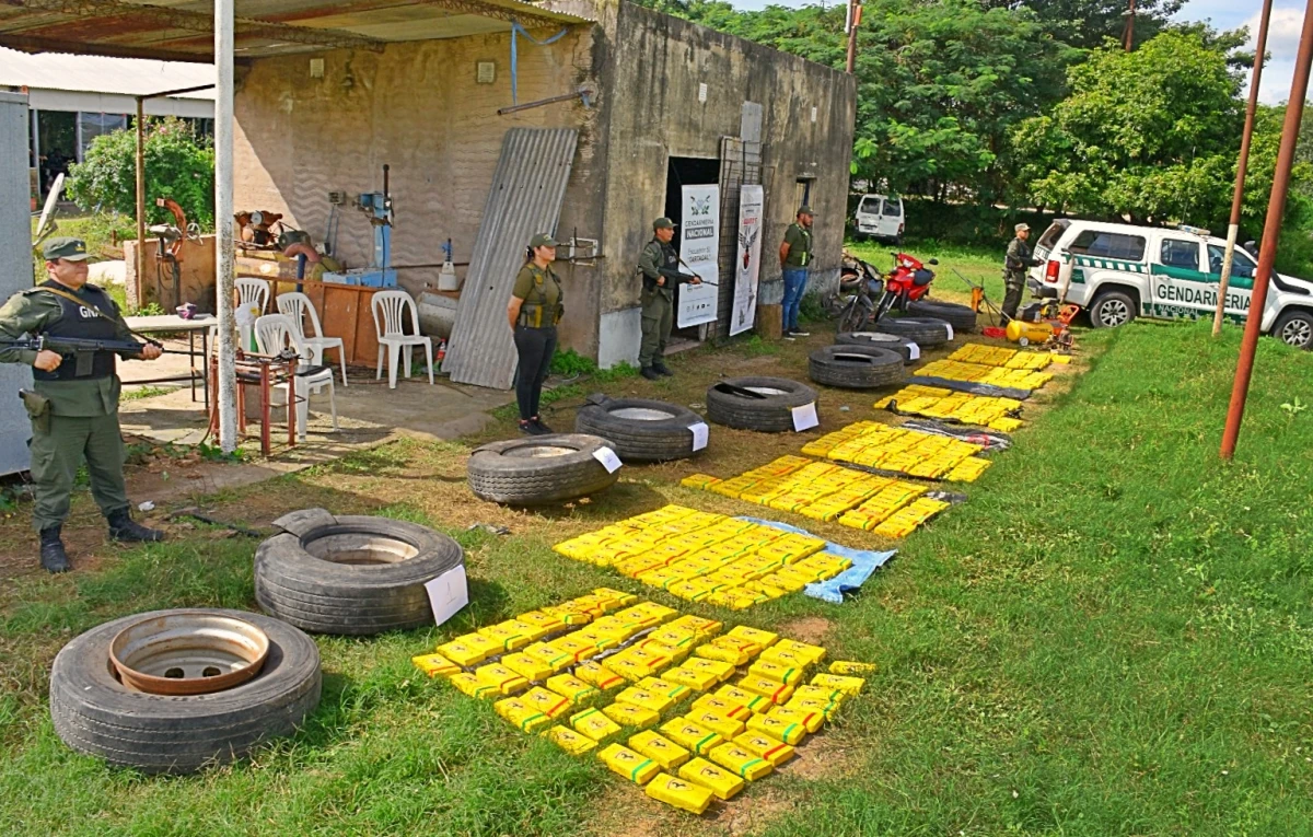 Descubren 425 kilos de cocaína en cubiertas de camión en una gomería abandonada de Salta