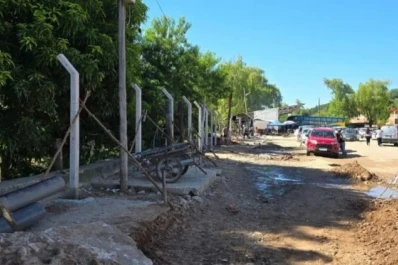 Contrabando: bagayeros eluden por una finca el alambrado en la frontera