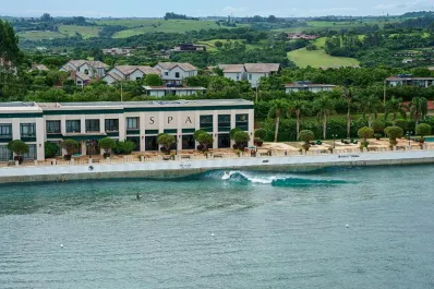 Dónde se encuentra el primer hotel con pileta de surf artificial de América Latina