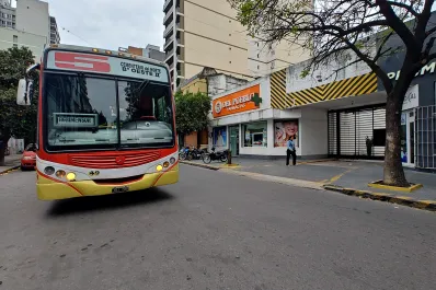 Video: un chofer se descompensó y dejó el colectivo con pasajeros en pleno centro
