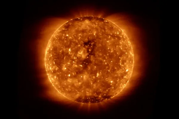 ¿Un nuevo apagón? La alerta de la NASA por una tormenta solar que afectaría a la Tierra