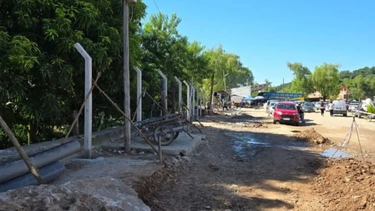 LA OBRA EN DESARROLLO. El alambrado de 200 metros de extensión y de más de dos metros de altura fue construido con fondos del gobierno salteño y buscaba poner orden en el paso fronterizo de Aguas Blancas.