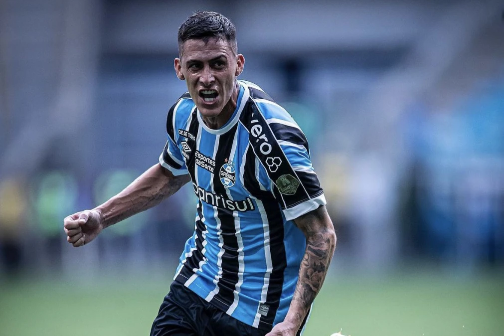 Escándalo y detención: el grotesco gesto de Cristian Pavón con la camiseta de Gremio