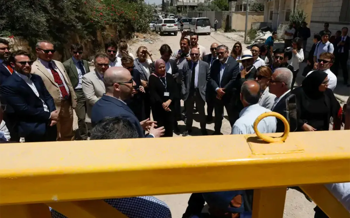 Diplomaticos de la UE y otros países visitaban Yenín, en Cisjordania.