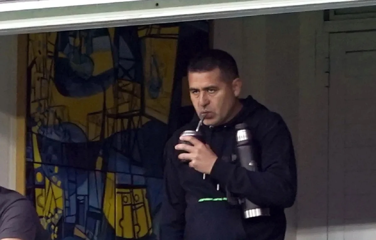 EN LA MIRA. Los hinchas perdieron la paciencia con Riquelme y cuestionaron sus decisiones al frente del club.