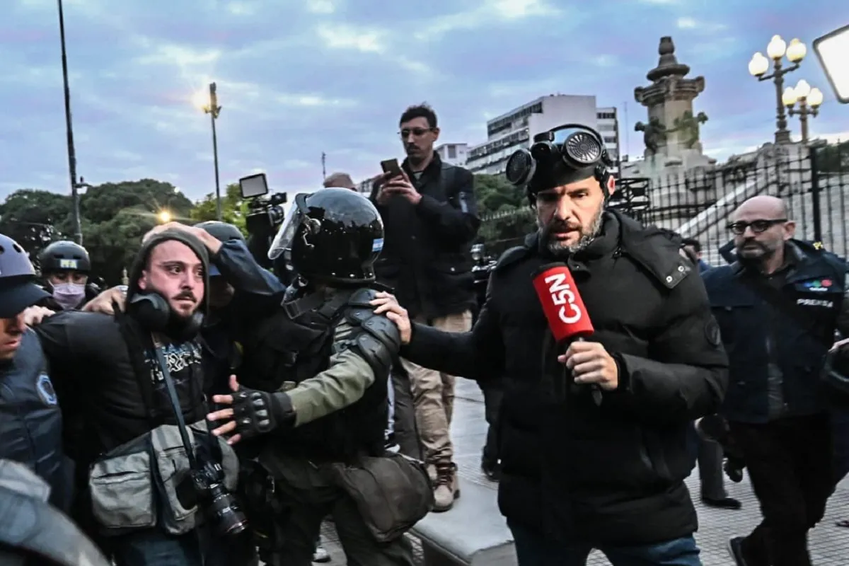 Fotógrafos detenidos durante la represión en la marcha de jubilados frente al Congreso