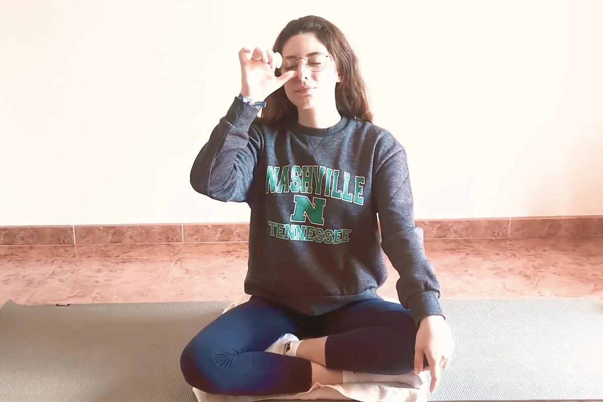 TAPAR UNA FOSA NASAL. La práctica de la respiración lunar. / CAPTURA DE YOUTUBE