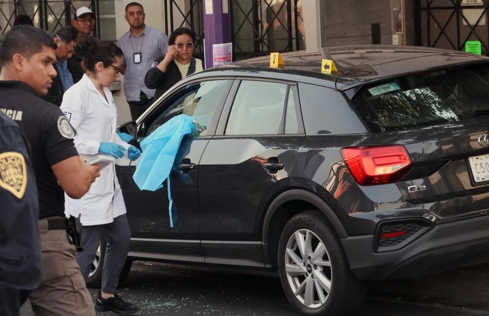 ATAQUE. Forenses investigan en el lugar donde ocurrió el atentado.