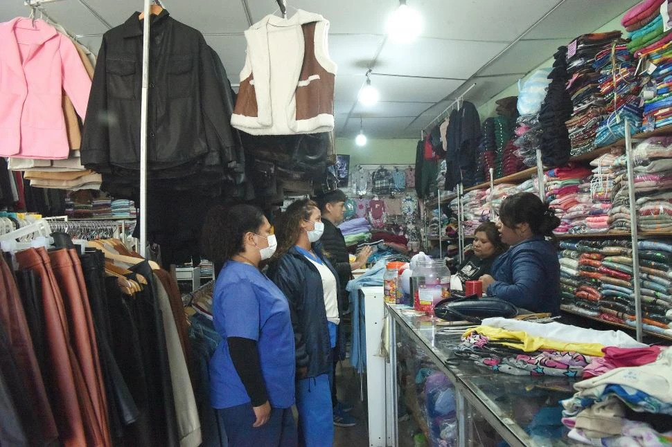 ALERTA. Personal de sanidad recorre la zona afectada con barbijos y equipo de protección, mientras advierte a los vecinos sobre los riesgos. 