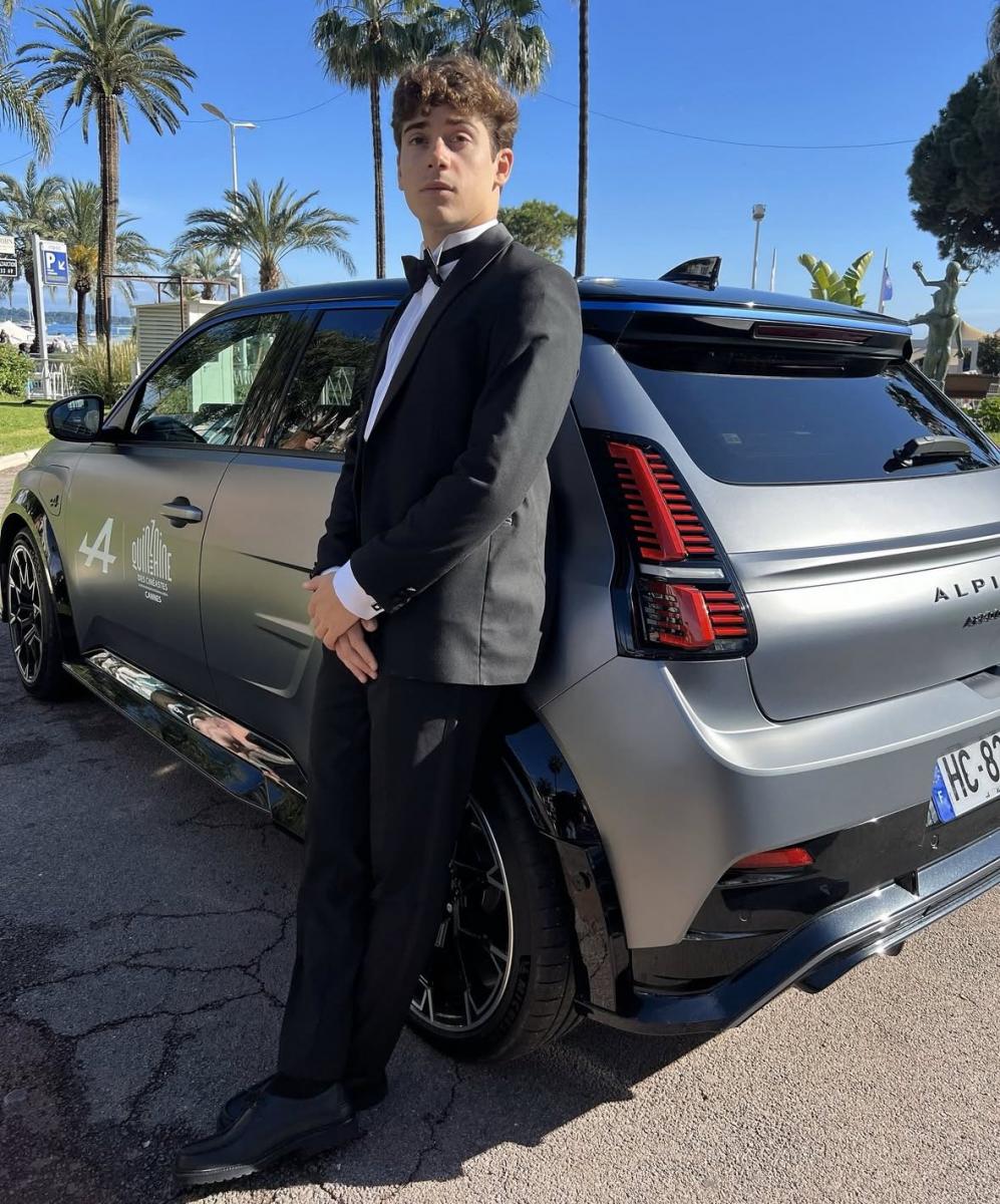 Las mejores fotos de Franco Colapinto en el festival de Cannes: “Hoy aprendí lo que es un smoking y un moño”