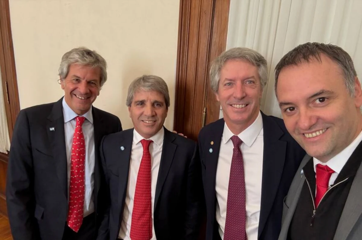 Manuel Adorni junto al equipo de Economía, antes de anunciar el nuevo paquete de medidas.