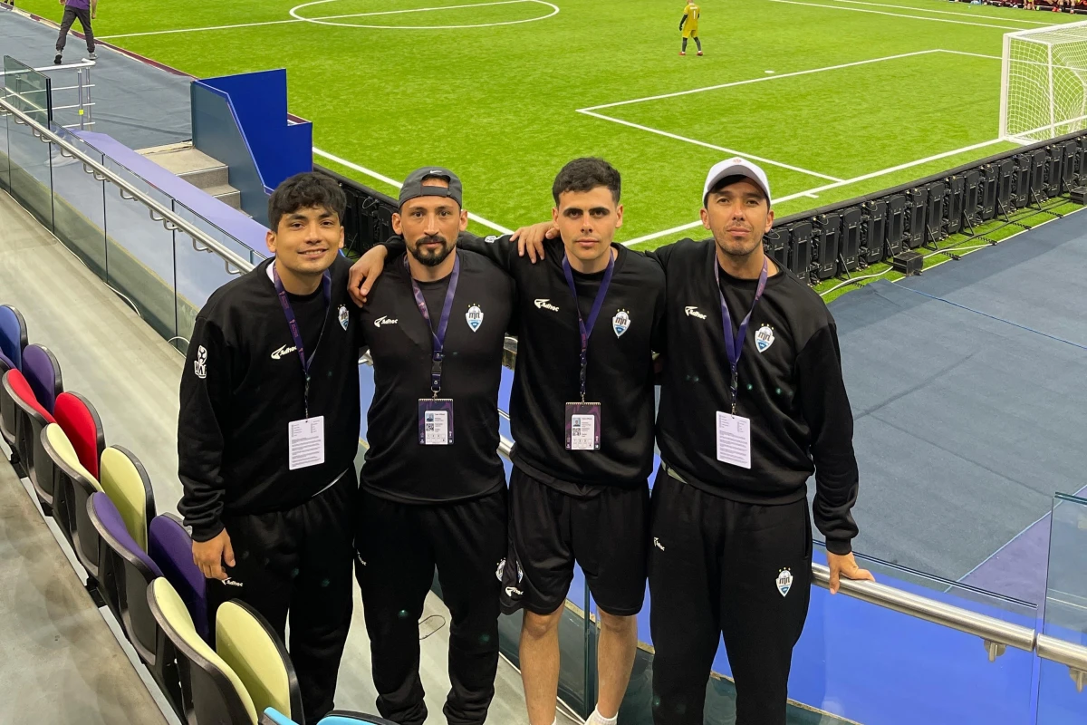 CON TONADA TUCUMANA. Casperini, Nieva, Ruiz y Martí  el Estadio Nacional de Gimnasia, un recinto techado con capacidad para 10.000 personas.