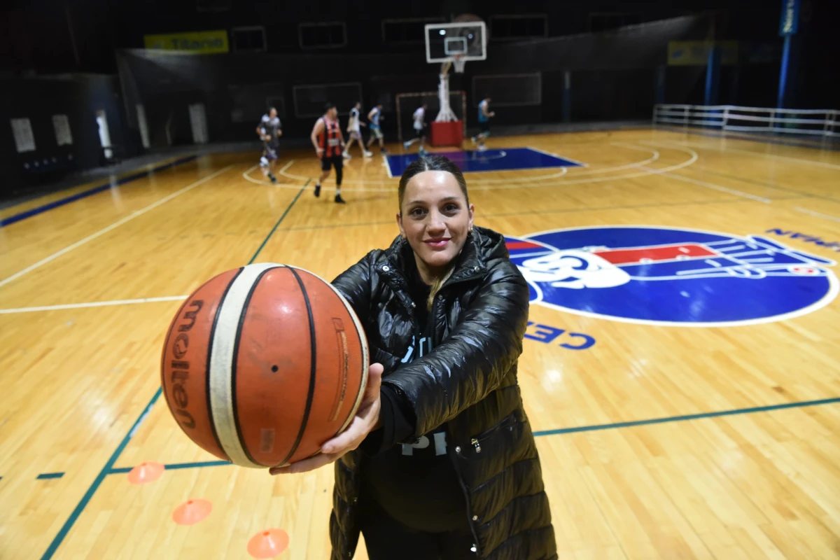 FELICIDAD. Laura disfruta su trabajo y luce con orgullo ser la primera entrenadora en Tucumán.