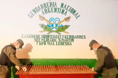 Ingirieron 199 cápsulas con cocaína y viajaban hacia Buenos Aires cuando fueron detenidos por los gendarmes