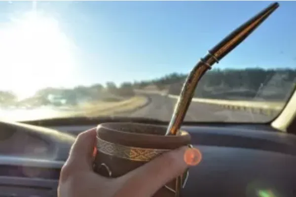 Prohíben tomar mate mientras se conduce en dos provincias: hay multas de hasta $420.000