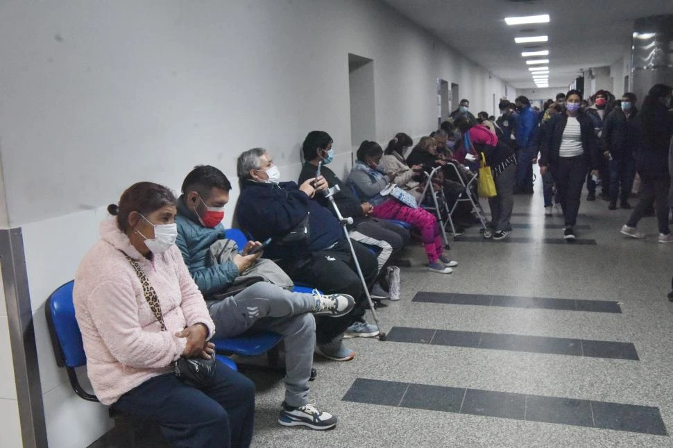 FLUJO. En la guardia febril del Centro de Salud se atiende a unos 120 pacientes por día.