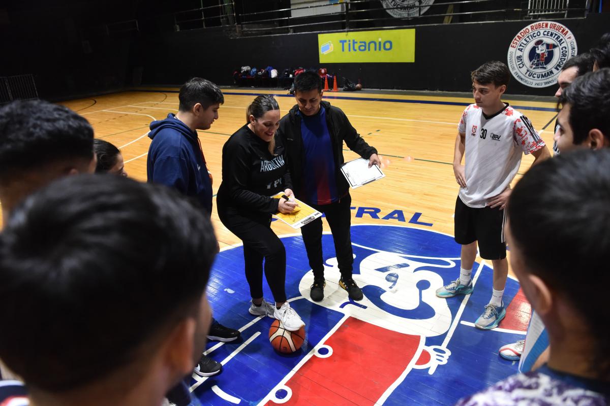 EN FUNCIONES. Falchi da indicaciones durante una práctica de 