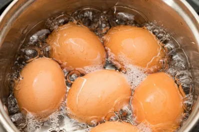 Hervir huevos con vinagre: para qué sirve este truco simple y efectivo