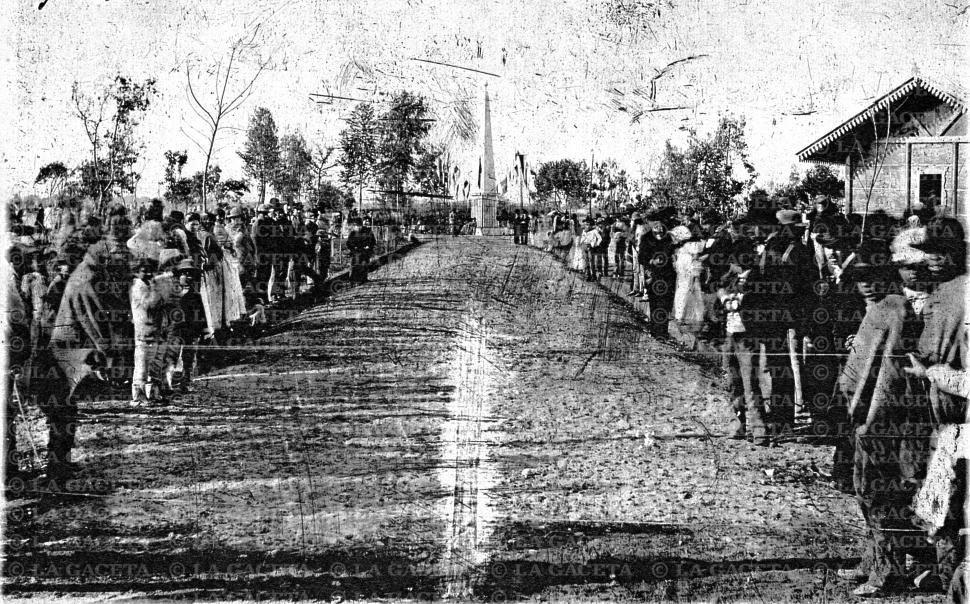 Recuerdos fotográficos: dos gobiernos, una plaza