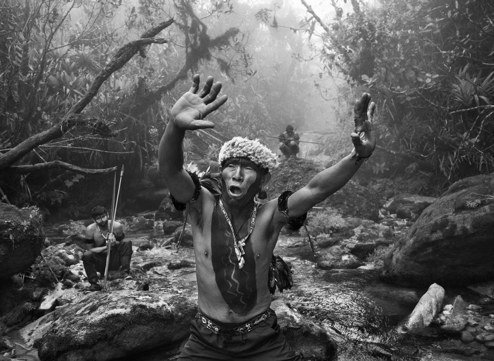 AMAZONAS, 2014. El chaman Yanomami hace un ritual antes de subir al Pico da Neblina (foto de Salgado).