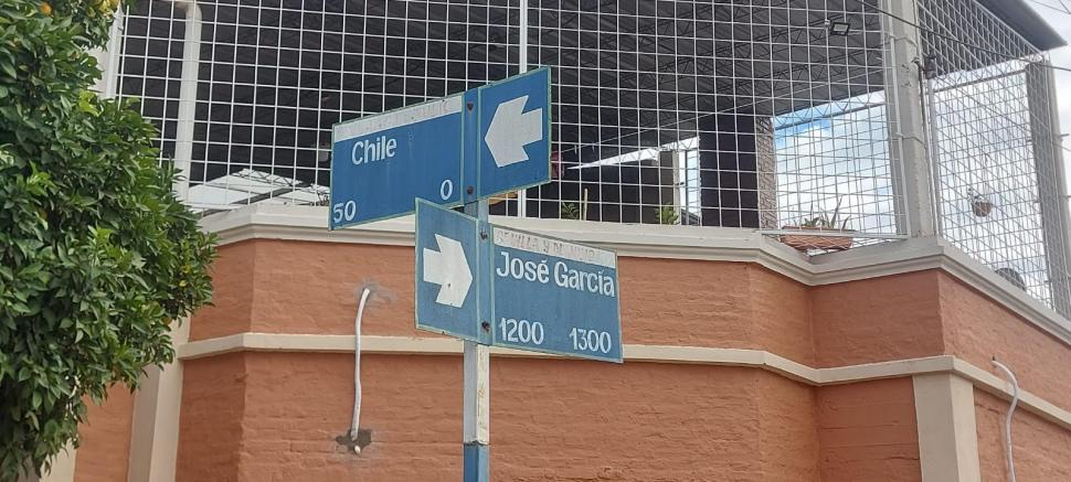 UN POQUITO MÁS NUEVO. La esquina de Chile y José García. Los carteles no tienen otra información más que la calle y la numeración.