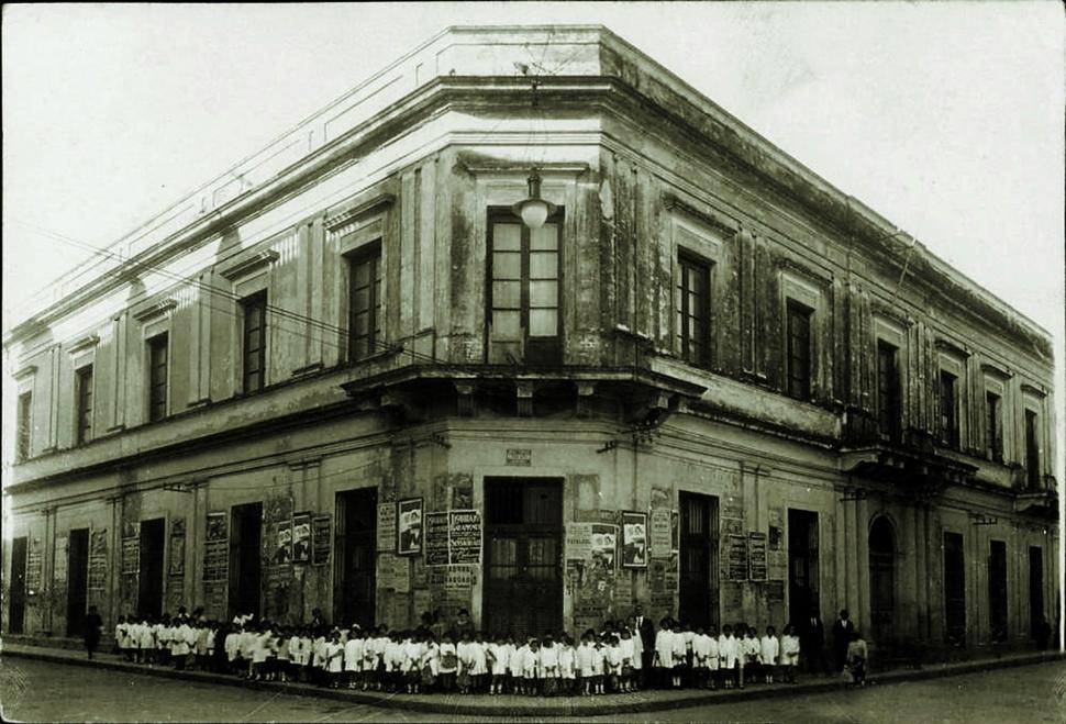 La Escuela Normal comenzó a celebrar fuera de las aulas