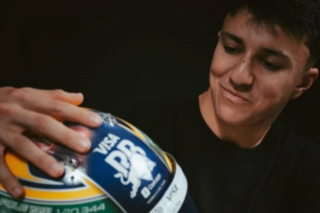 MADE IN BRASIL. Hadjar con la réplica del casco del brasileño Senna.