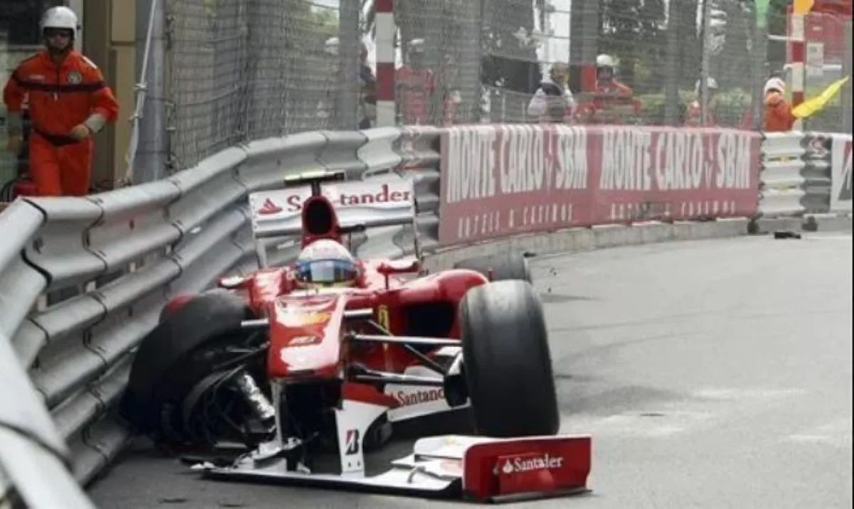 Otra víctima de Mónaco: a nada de terminar el tercer entrenamiento Hamilton rompió la Ferrari