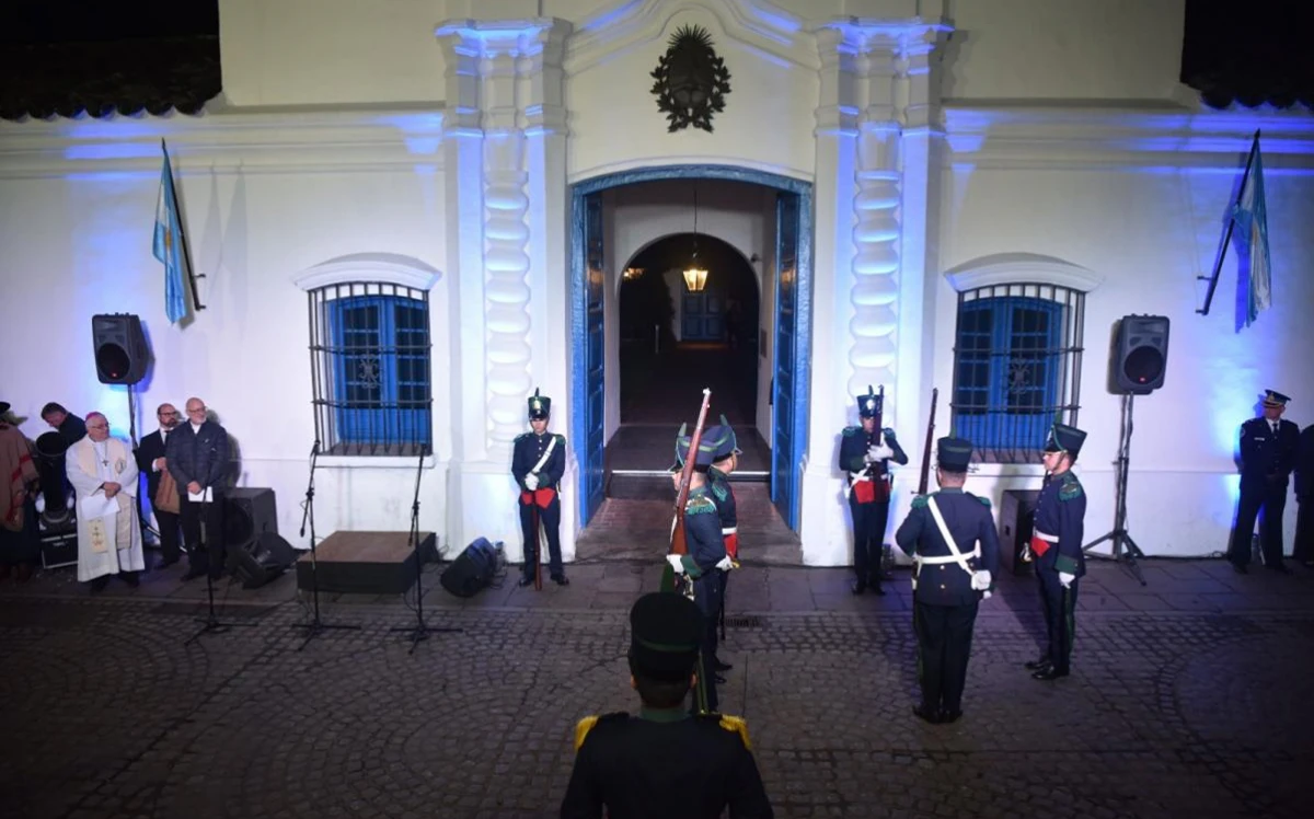 A la medianoche se entonarán las estrofas del Himno Nacional Argentino.
