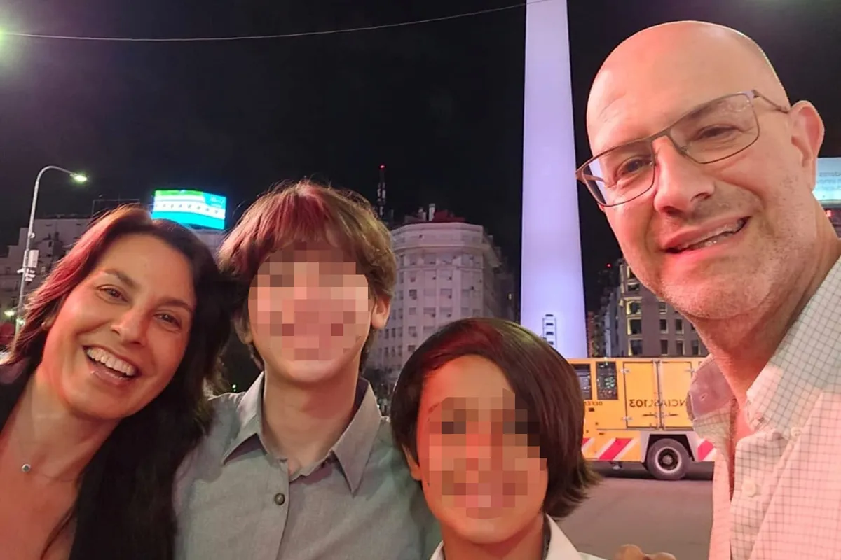 Adrián Seltzer (53) junto a su esposa, Laura Leguizamón (51), y sus dos hijos, Ian (15) e Ivo (12).