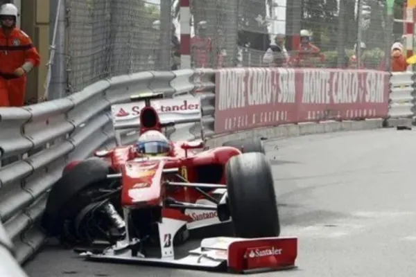 Otra víctima de Mónaco: a nada de terminar el tercer entrenamiento Hamilton rompió la Ferrari