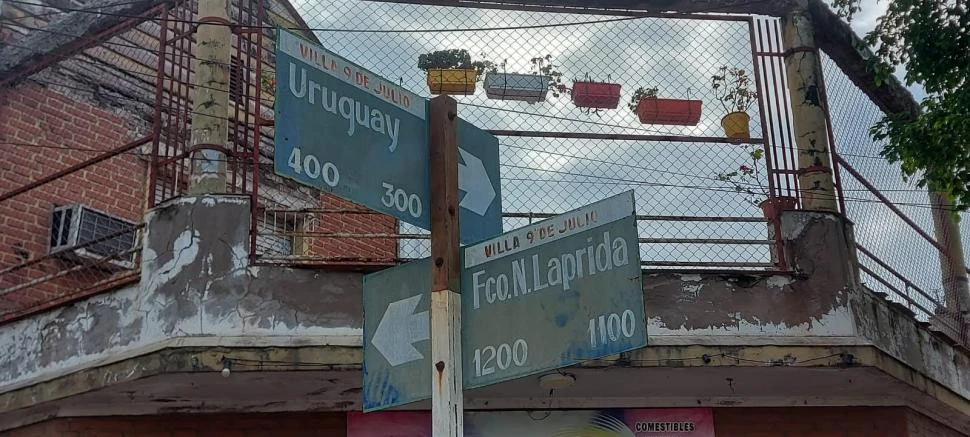 VIEJOS Y CORROÍDOS. La intersección de Laprida y Uruguay en Villa 9 de Julio y un cartel que lamentablemente está como varios otros en la ciudad.