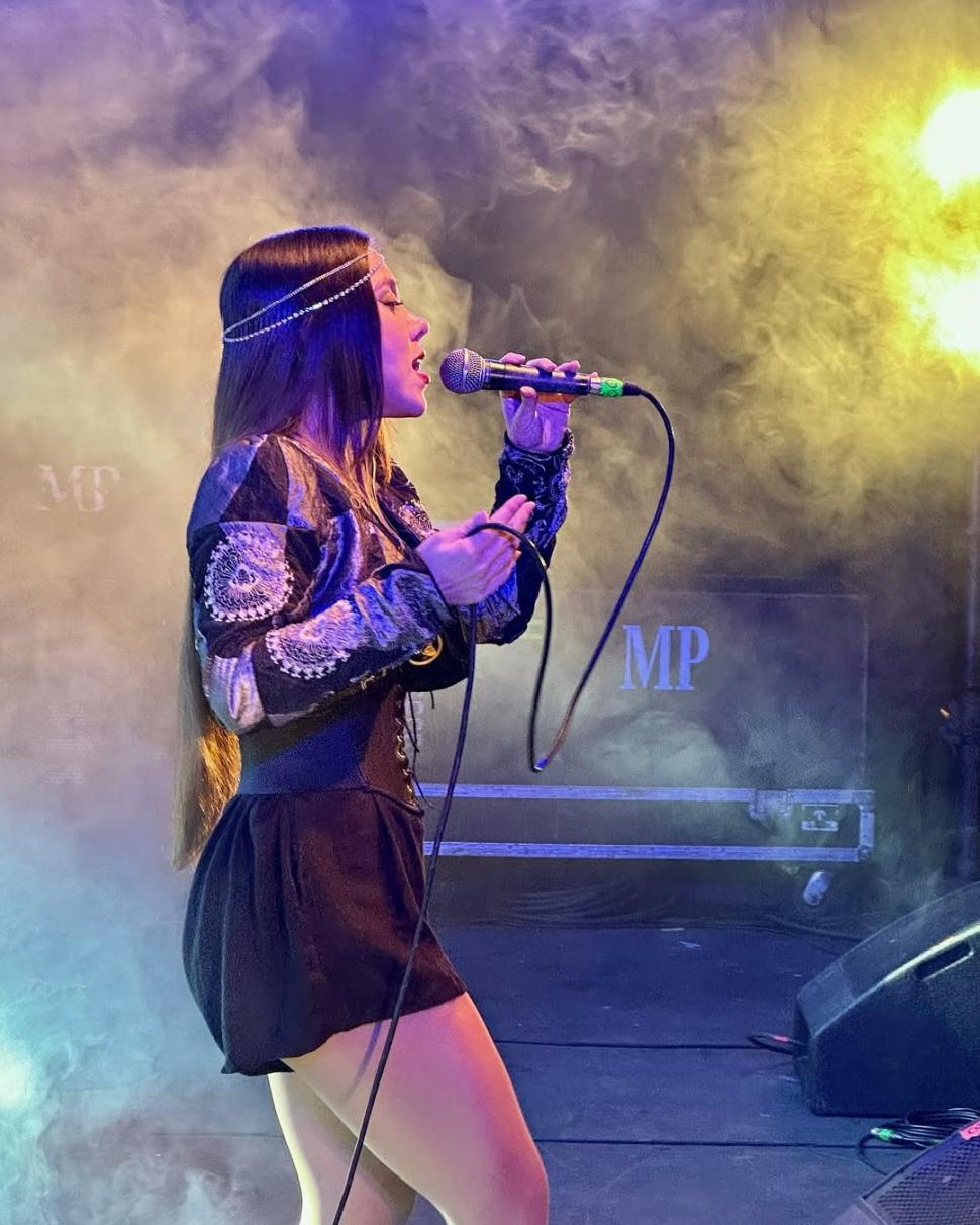 PROPUESTAS. Azul Gallía inaugurará la peña Don Fierro en El Timbó Nuevo; Malamba estará en la plaza Independencia con “La Revolución” y Luigi Plana festejará 25 años de Semáforo en Rojo en Puerto Libertad.