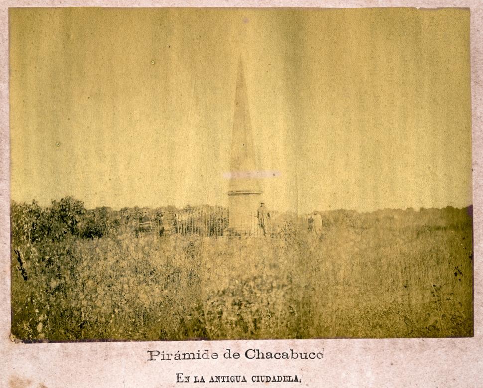 LA PIRÁMIDE, FOTO DE 1872. Aparece con el nombre de Chacabuco en el libro “Provincia de Tucumán”, editado por el Gobierno provincial.