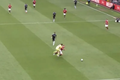 Así fue la insólita expulsión de Dibu Martínez que complica el futuro copero del Aston Villa