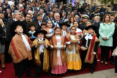 En Tucumán se celebró el 25 de Mayo: izamiento de la Bandera y chocolate en la plaza Independencia