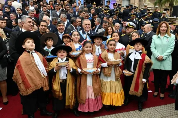 En Tucumán se celebró el 25 de Mayo: izamiento de la Bandera y chocolate en la plaza Independencia