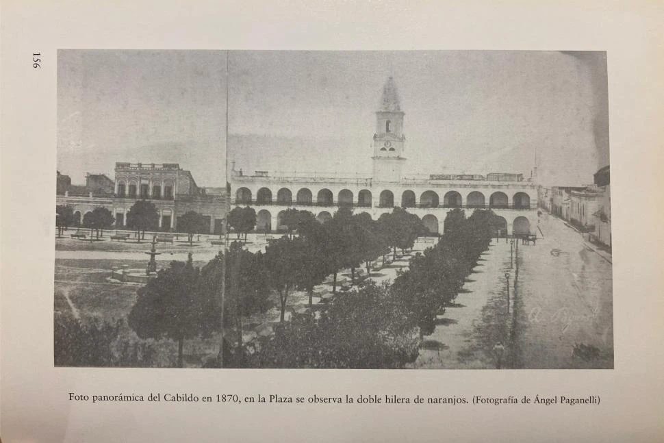 1870. El Cabildo y la plaza Independencia, en la foto de Ángel Paganelli.