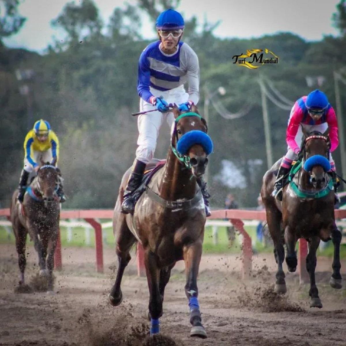 PURA FELICIDAD. Francisco Brito festeja la victoria sobre la montura de Chaplín en el clásico 