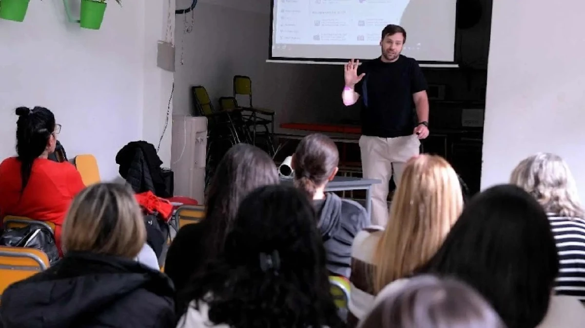 Esteban Piazza, creador de SteveCoin, en plena clase.