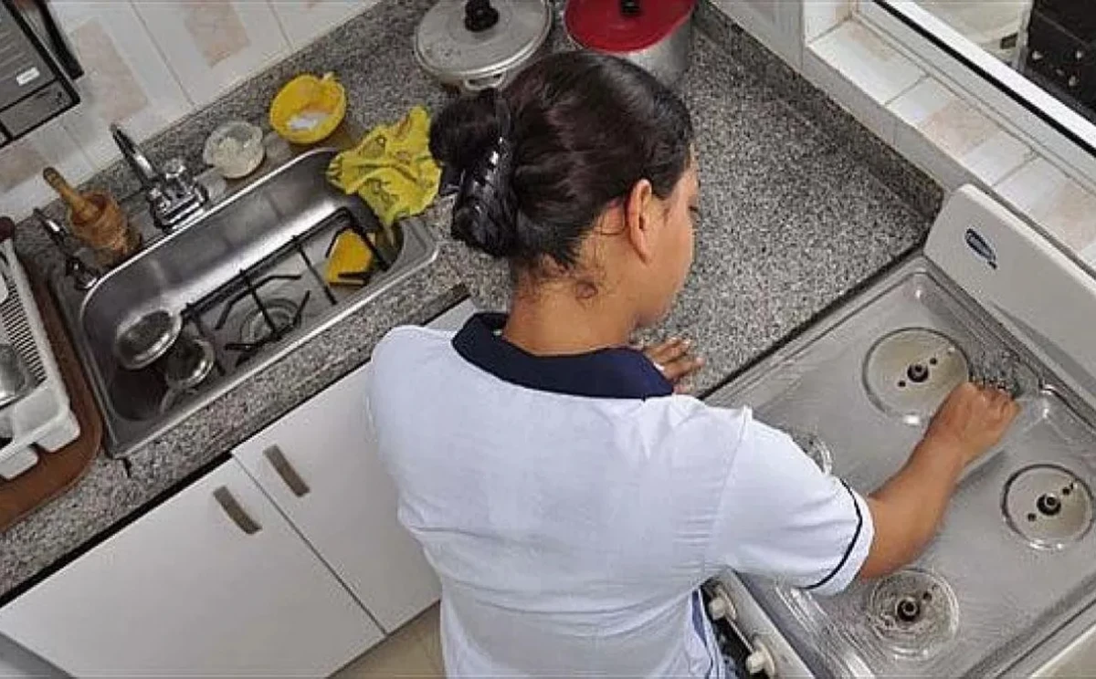 Salario de empleadas domésticas: cuánto cobrarán en mayo por mes y por hora