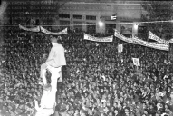 Recuerdos fotográficos: mitin político con saco, corbata y sombrero