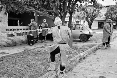 Baleó a su pareja en el pecho delante de sus hijos