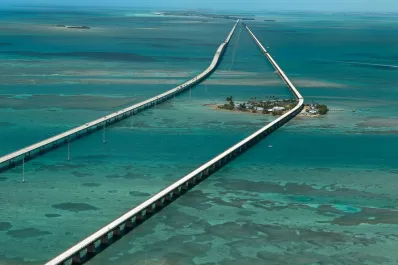 Una autopista flotante de 180 kilómetros permite cruzar el océano abierto en auto